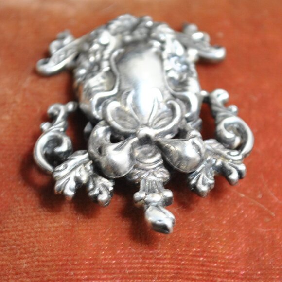 Vintage Silver-tone Filigree Heraldic Brooch - Picture 4 of 8